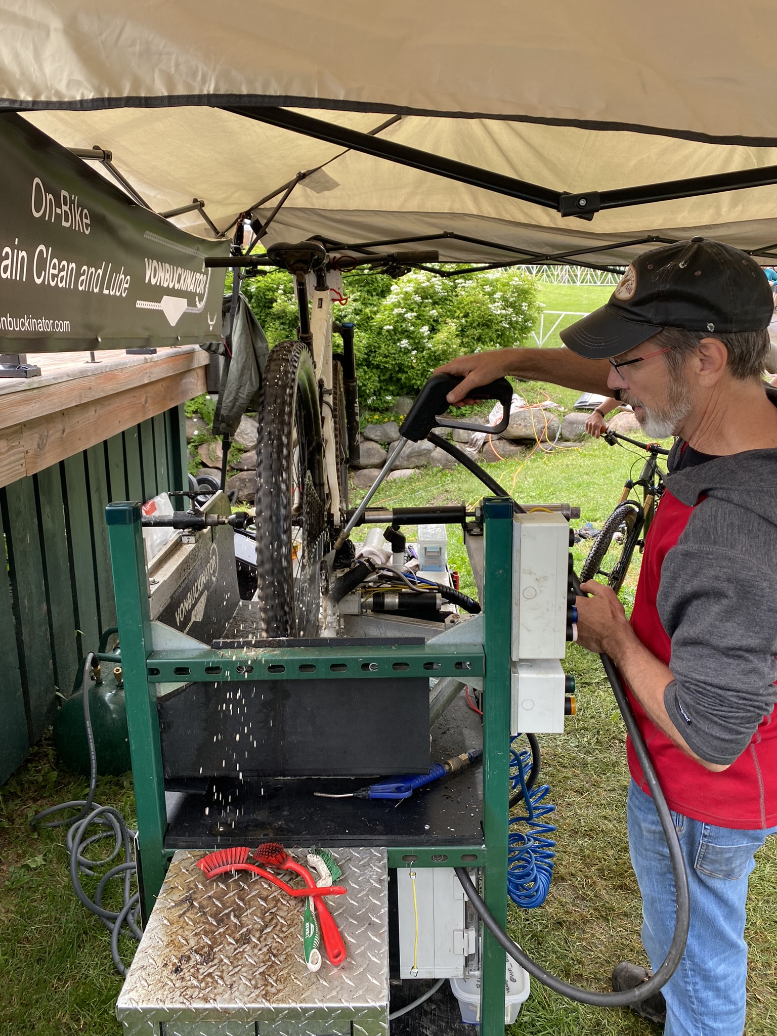 Vonbuck cleaning a bike chain